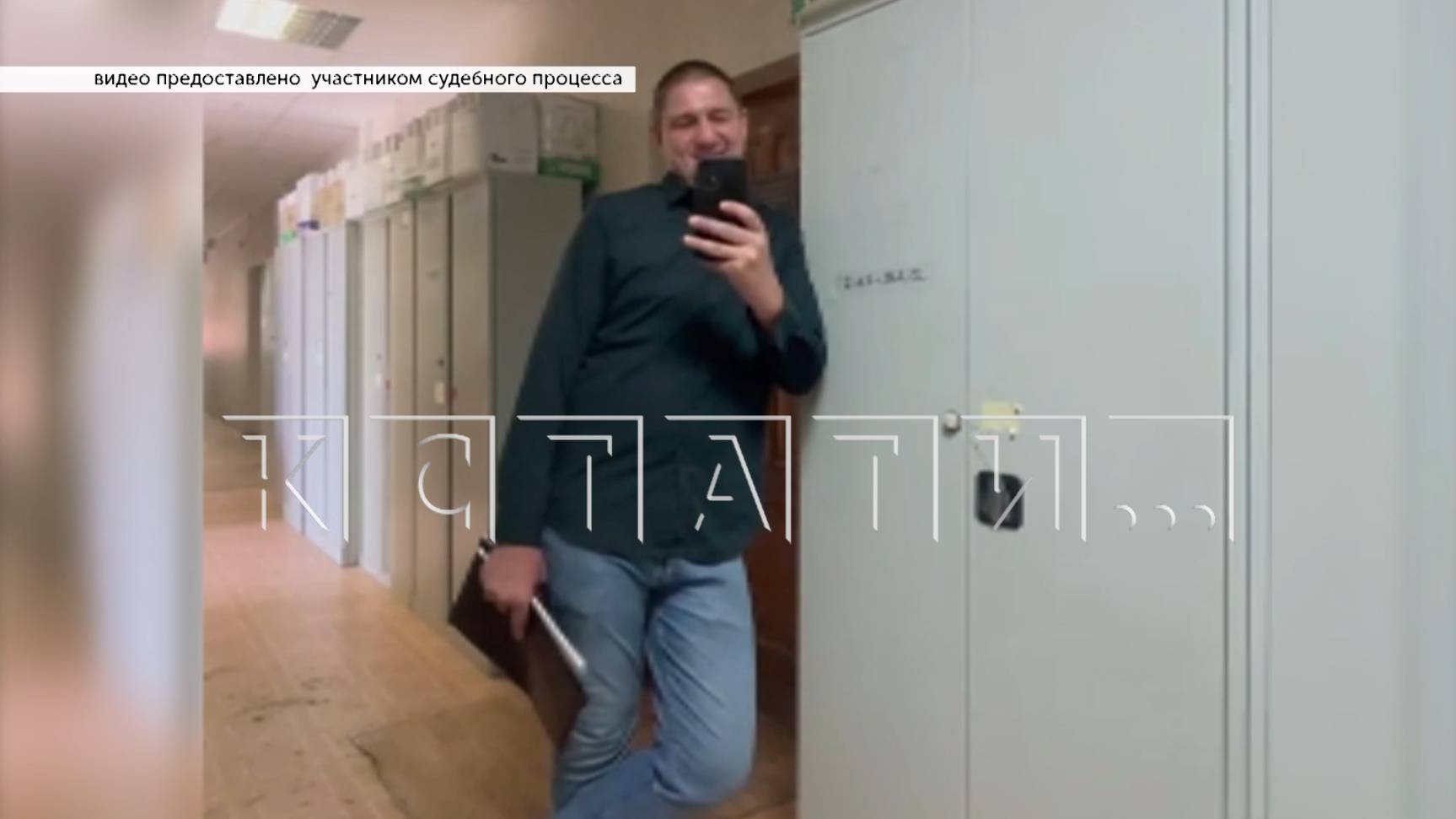 Подсудимый прямо в зале суда набросился на свидетеля и попытался его задушить