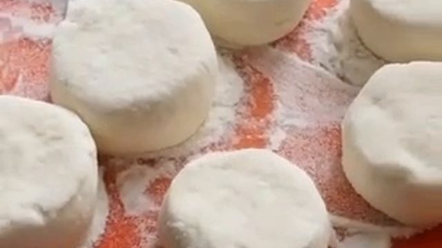 Готовим сырники с бананом и шоколадом. Подпишись ! рецепт в описании