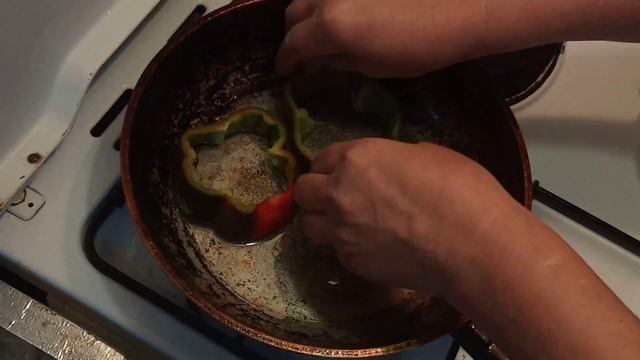 Каждый раз обычную яичницу подаю необычным способом.