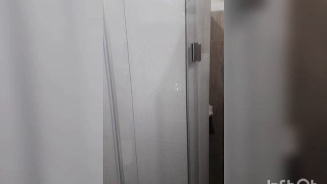 Встроенная душевая с распашной дверью