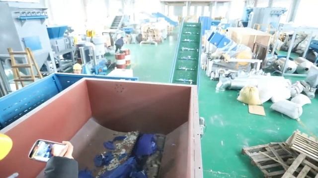 Одновальный шредер поворотного типа с вертикальным барабаном для измельчения пластиковых отходов