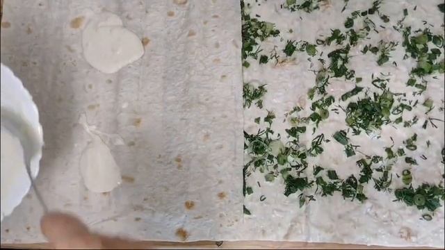 Завтрак, от которого дети не откажутся: Лаваш с сыром, колбасой и яйцом на сковороде!