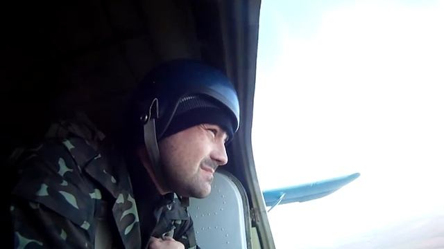 Прыжок с парашютом. Глеб Бровченко - третий.