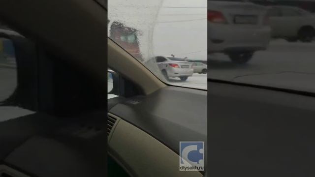 Самосвал врезался в легковушку в Южно-Сахалинске