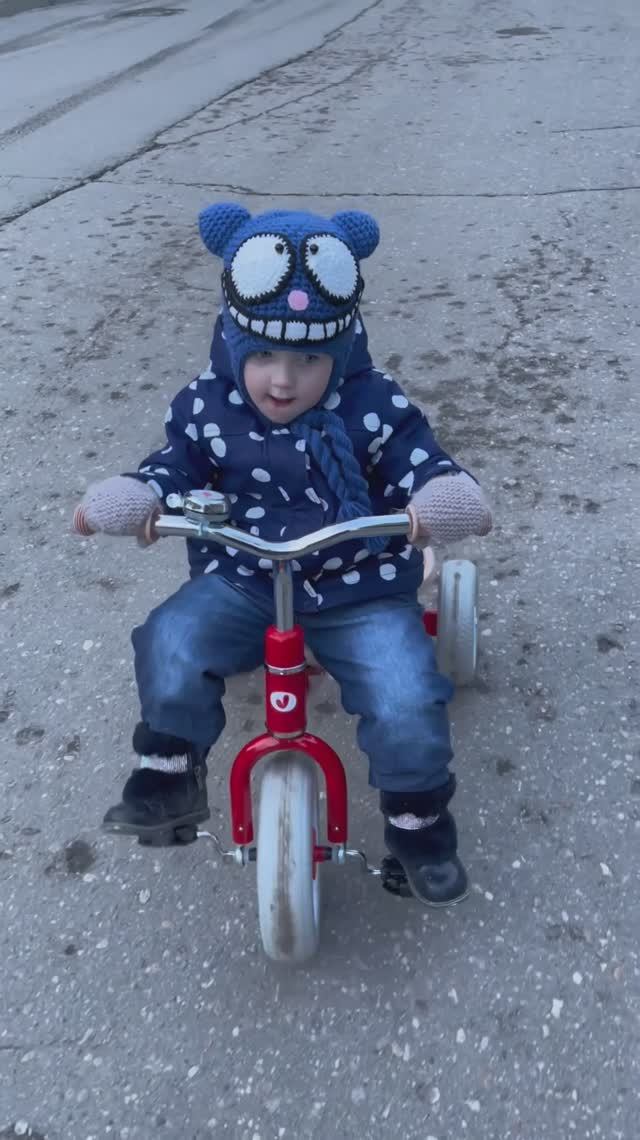 Ева катается на велосипеде 🚴♀️🚴