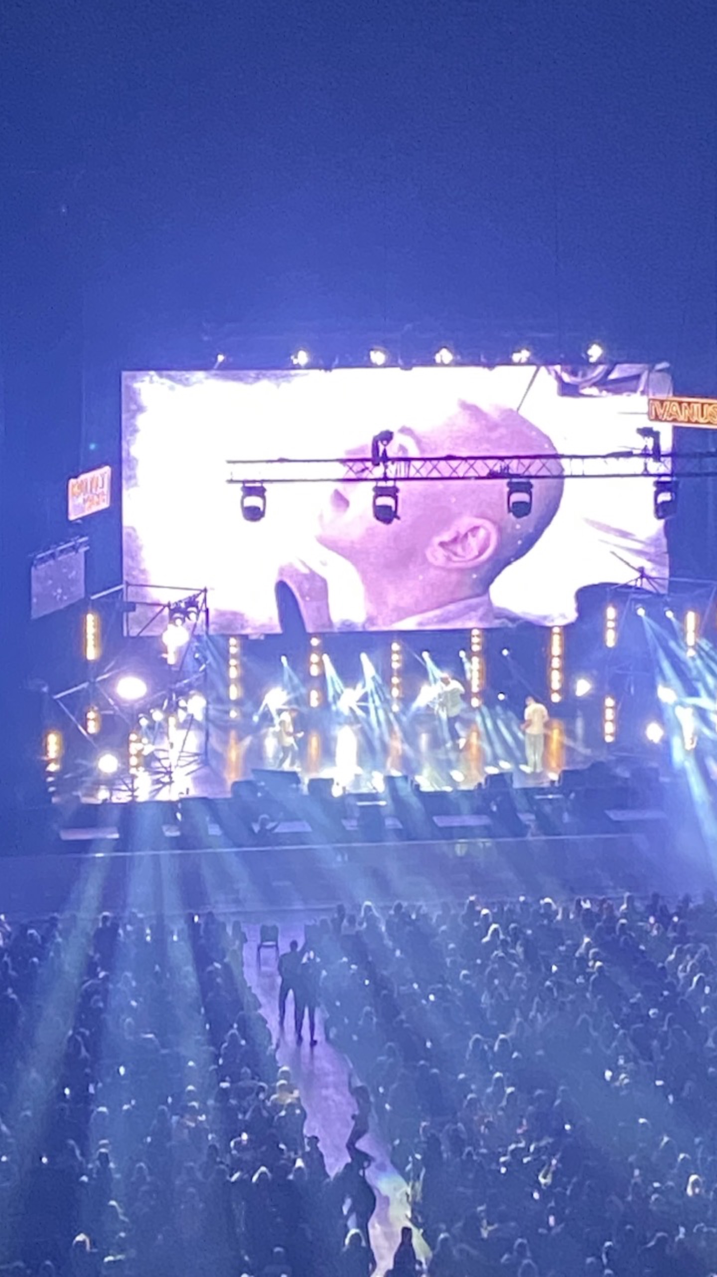 Иванушки. Память - Игорь Сорин (Где ты?). В зале много фонариков (Live Арена)