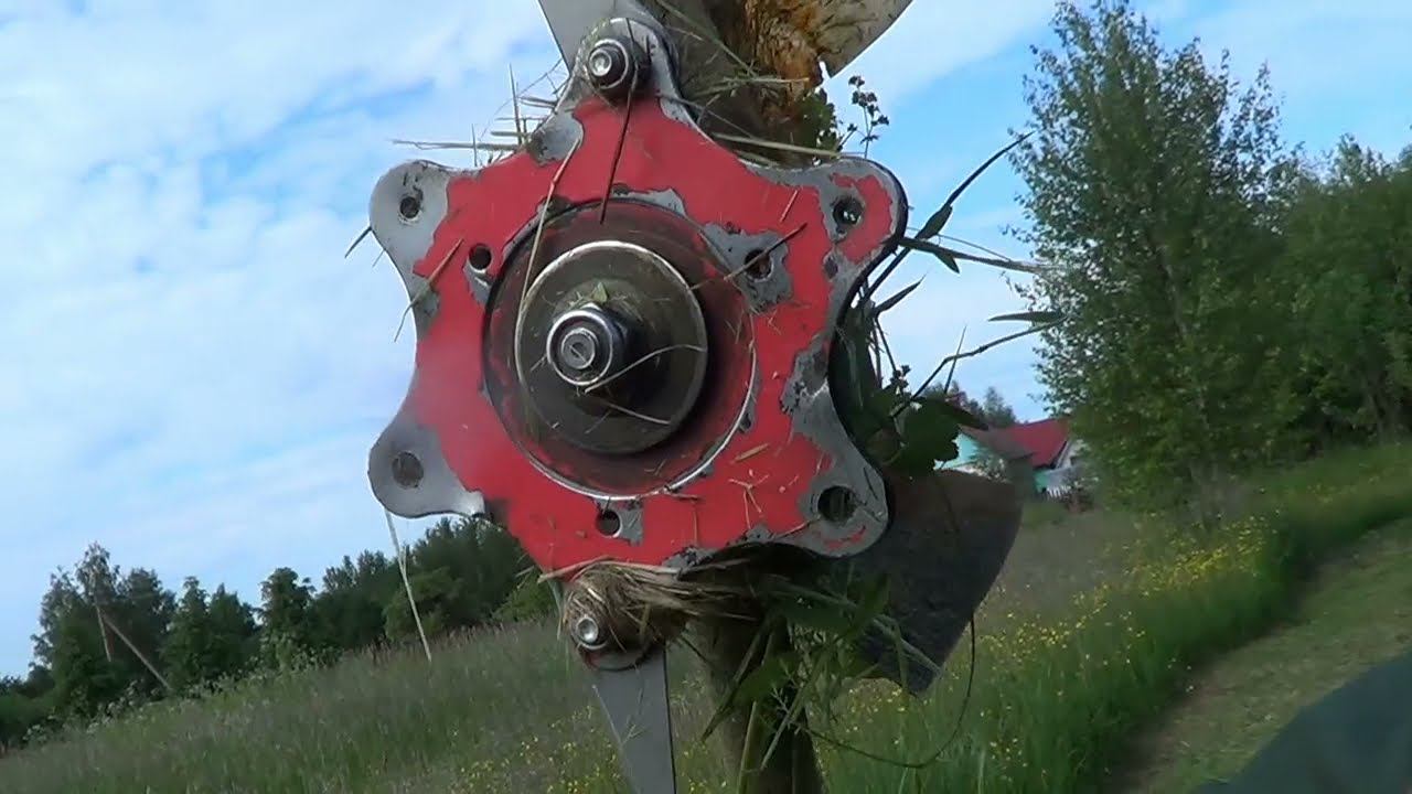 покос травы с помощью бензокосы