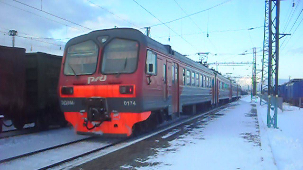 Электропоезд-коротышка ЭД9М-0174. Отправление.