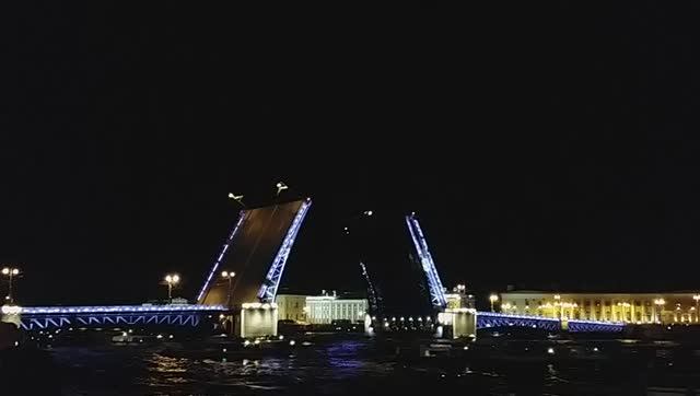 Развод Дворцового моста в Санкт-Петербурге