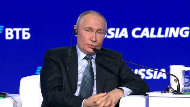 Путин принял участие в пленарном заседании форума «Россия зовёт!». 4 декабря 2024 года.