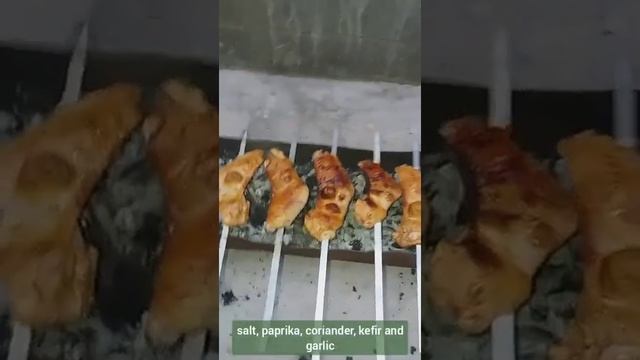 juicy skewers of chicken wings.сочный шашлик из куриных крылышек.