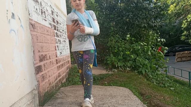 моя подруга поёт песенку