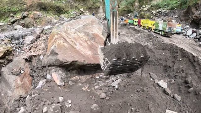 Строительство, экскаваторы нарыли большую кучу песка