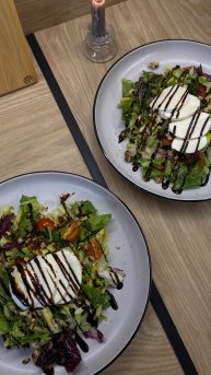 Самый ресторанный салат из всех салатов (а ещё очень недорогой). Рецепт в описании 👇🏻