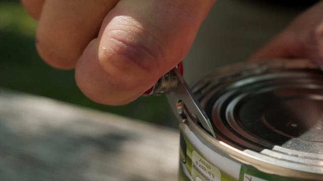 Victorinox Tips & Tricks (1525) - Open a tin can in 10 Seconds