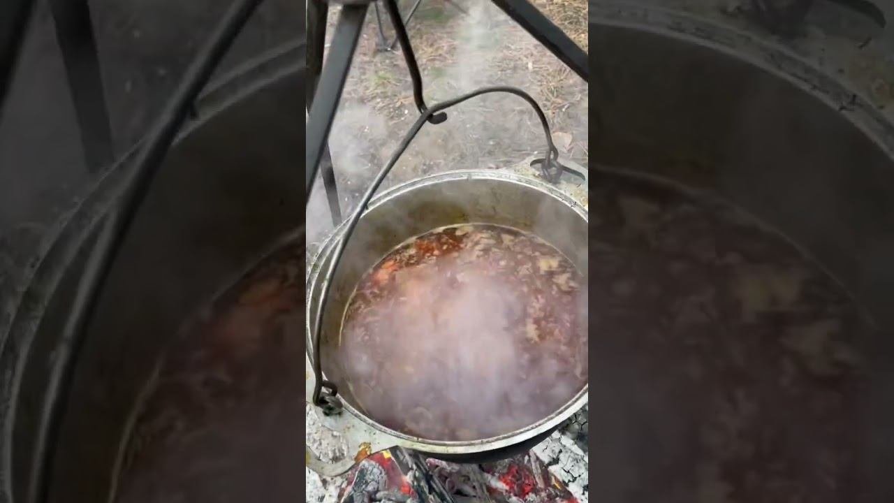 Саня готовит покушать