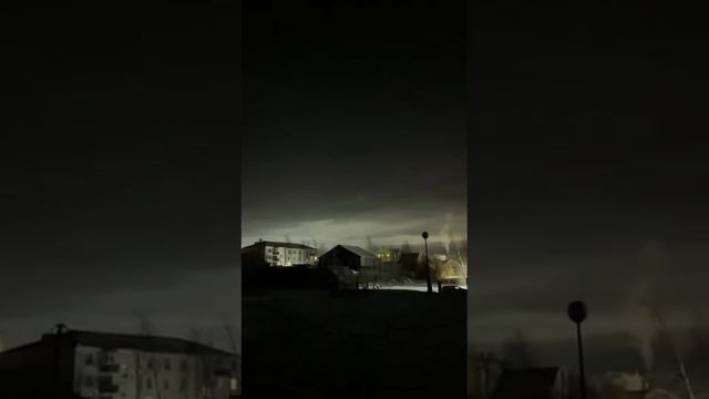 Жители города Олёкменск делятся кадрами сгоревшего астероида.