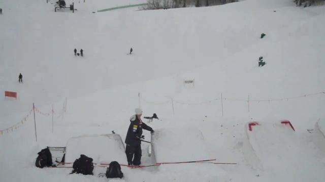 Натан Робертс, приценивает двойное заднее сальто.
"Nate Roberts Freestyle Skiing Double Backflip"