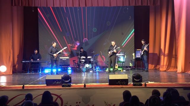 «Турецкий марш» (Моцарт) исполняет рок-группа госфилармонии им. А. Хамхоева.