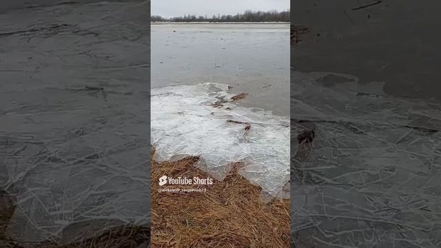 Ветер выталкивает из реки лед на берег