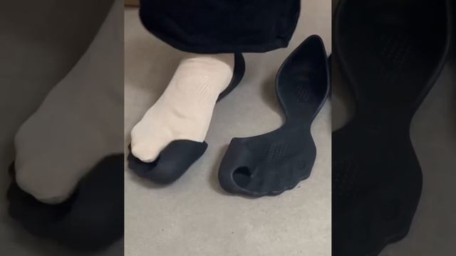 Balenciaga выпустили обувь без обуви — новая модель «The Zero» состоит из... подошвы