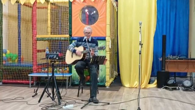 Песню Что нужно человеку на земле?исп. автор музыки Александр Гладышев на стихи Людмилы Виноградовой