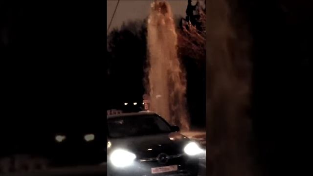 Прорвало трубу на Большой Ордынке в Москве