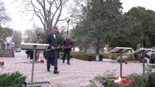 Возложение цветов в сквере Героев. День неизвестного солдата