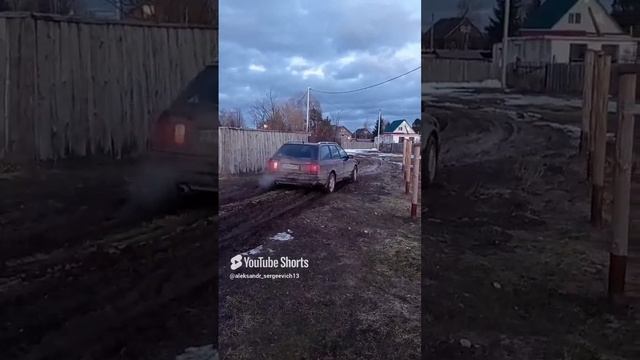 Дорогу на участок отпускает после зимы , машины буксуют и вязнут в почве