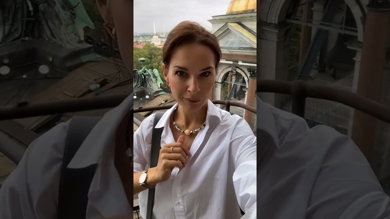 Украшение из натуральных камней и вставкой бусины медового кварца