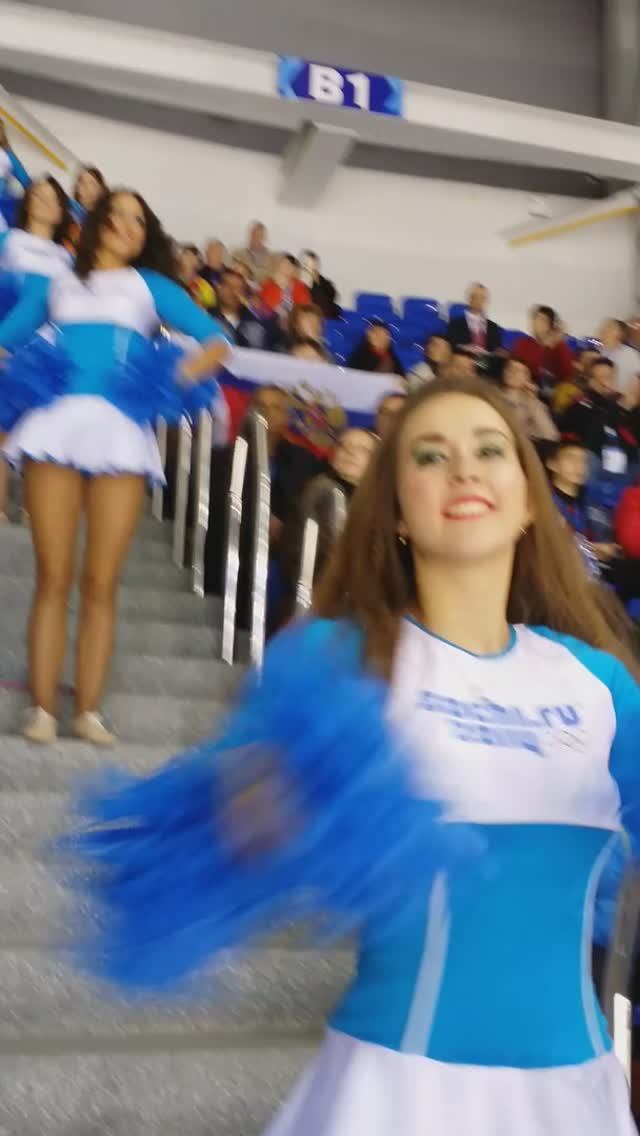 Чирлидерша застеснялась #Сочи2014 #Олимпиада