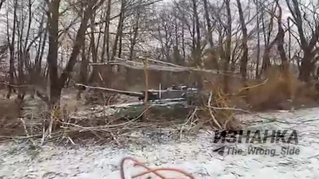 Удар с применением FPVшки по украинской САУ в укрытии на Курском направлении...