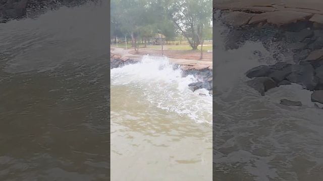 Ombak laut di pantai batu.  Indonesia, Batam. Морской прибой на каменный берег. Индонезия, Батам.