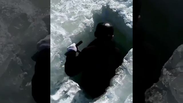 Ничего себе толщина льда😨

После того как выдолбишь лунку и рыбачить не захочется.