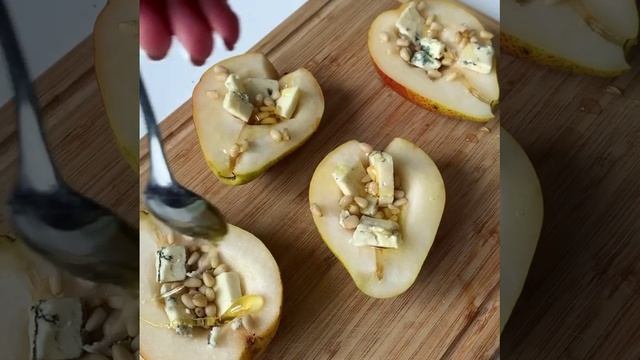 Запечённая груша с Дор Блю и орешками 🍐