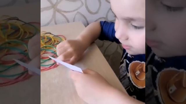 Игра с резиночками на внимание. Подпишись !