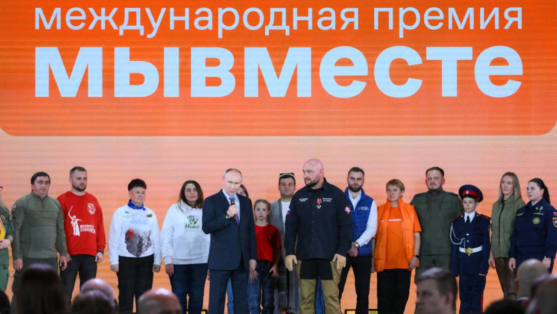 Путин вручил премию «Волонтер года» жительнице Курской области
