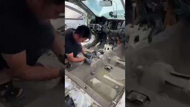 Этот Mitsubishi Lancer будто достали из болота — парень из Китая отмыл «убитую» тачку и привёл её в