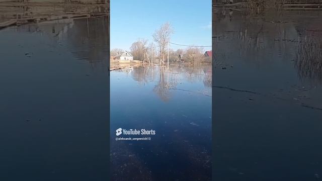 Наводнение, установили мостки , но скоро их будет не хватать для прохода