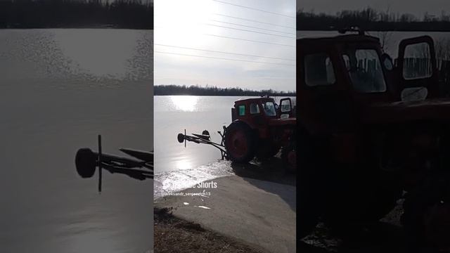 Трактор с телегой для спуска лодки на воду