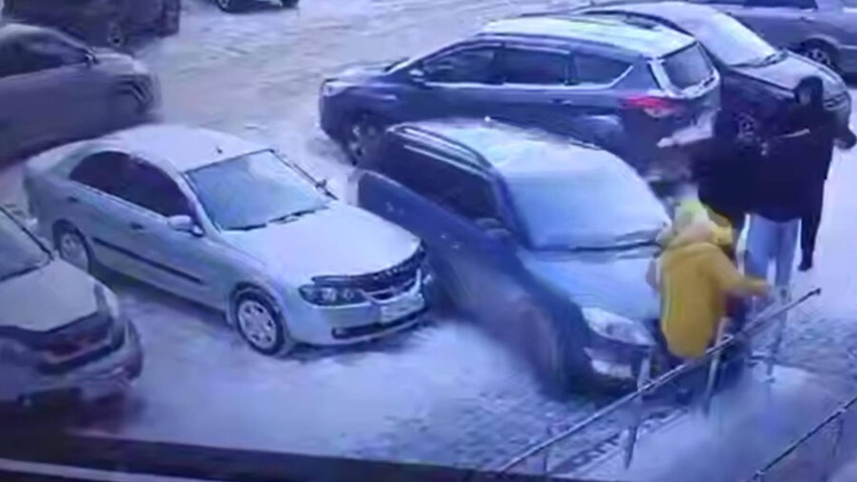 На видео попало, как иномарка «впечатала» двух россиян в перила