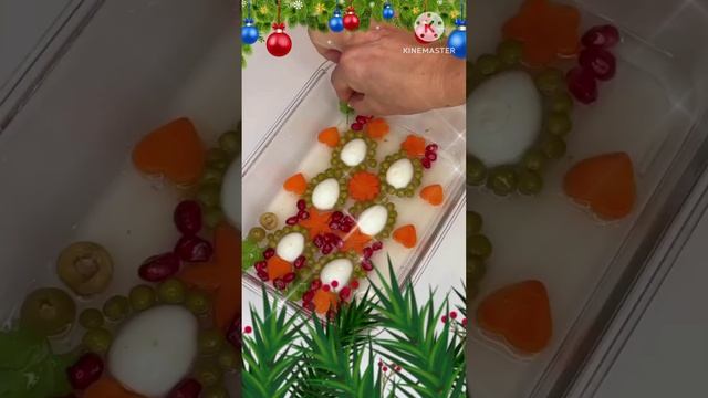 Shorts Заливное из мяса птицы с украшениями из отварной морковки🥕, яиц🥚, горошка 🫛 оливок зелени