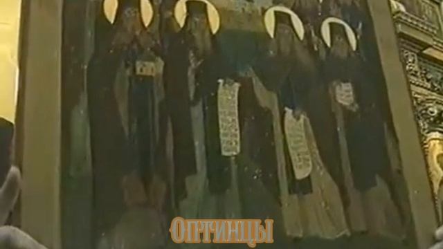 Патриарх Алексей 2ой благословляет иконой прп.Старцев Оптинских.mp4