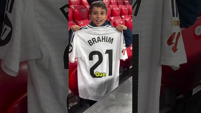 Браим Диас поделился футболкой с юным фанатом