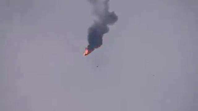 На видео якобы запечатлен сбитый террористами вертолёт сирийской армии.