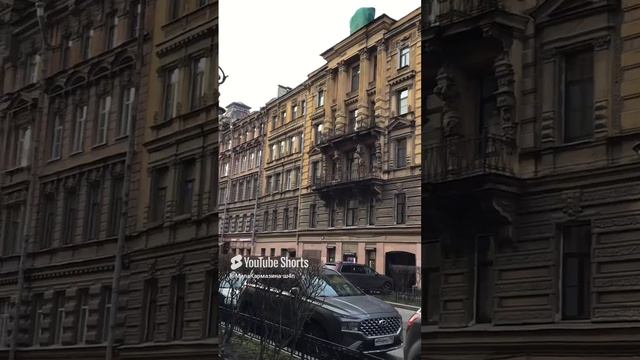 Санкт-Петербург. 04.12.2024. Пушкинская улица, правая сторона. Дом с кариатидами