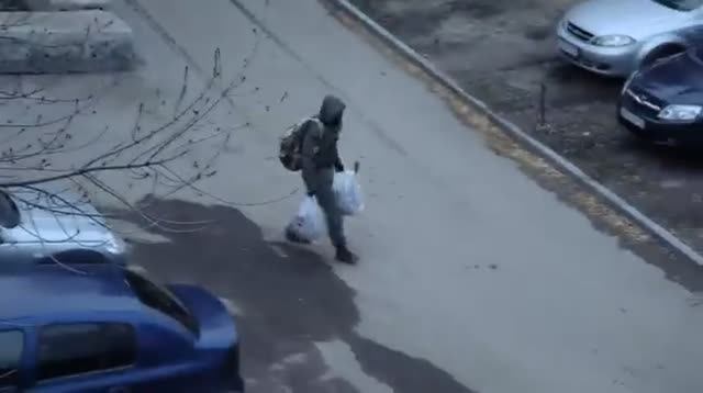 Сталкер идёт в магазин под рупор военных