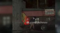 На видео попало, как мужчина без штанов прятался за машины в Челябинске