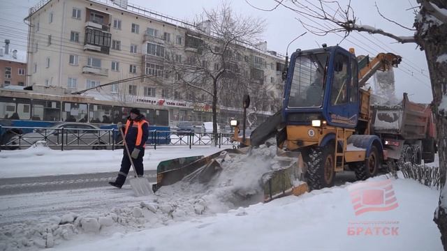 Бой снежным завалам на улицах города дали дорожники Братска