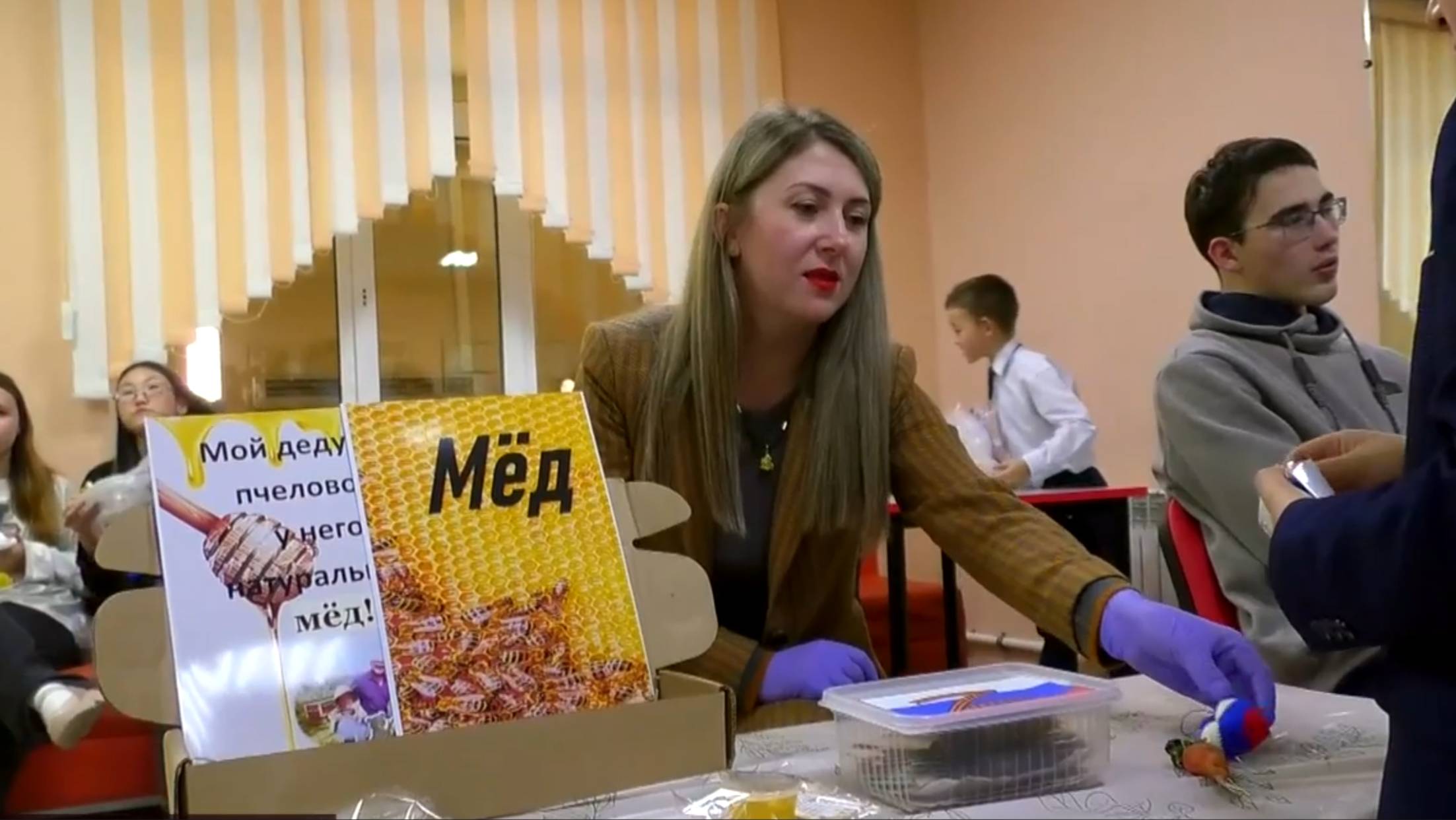 Омсукчанские педагоги, школьники и их родители собрали средства в помощь участникам СВО